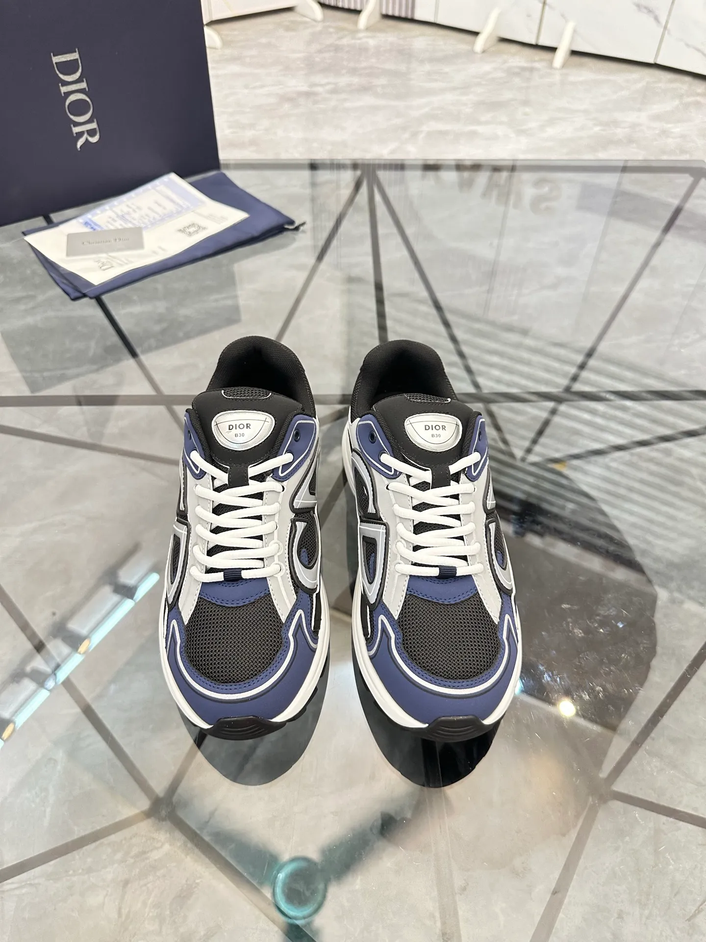 Men's shoes: 💰P400¥ Available in Guangzhou Product trademark: Dior* "Dior*" low-top casual shoes Regular size: 35-46 (can be customized to 47) Couple style Product materials: Upper imported cowhide stitched with original fabric, breathable lining, ultra-light foam original outsole. No.: 007